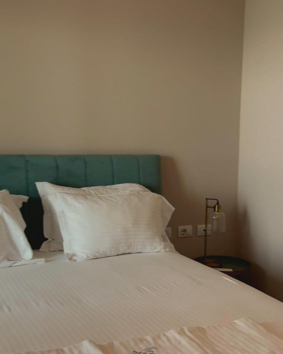 Azar Luxury Apartahotel Vlorë