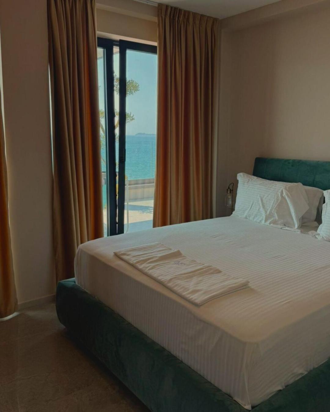 Azar Luxury Apartahotel