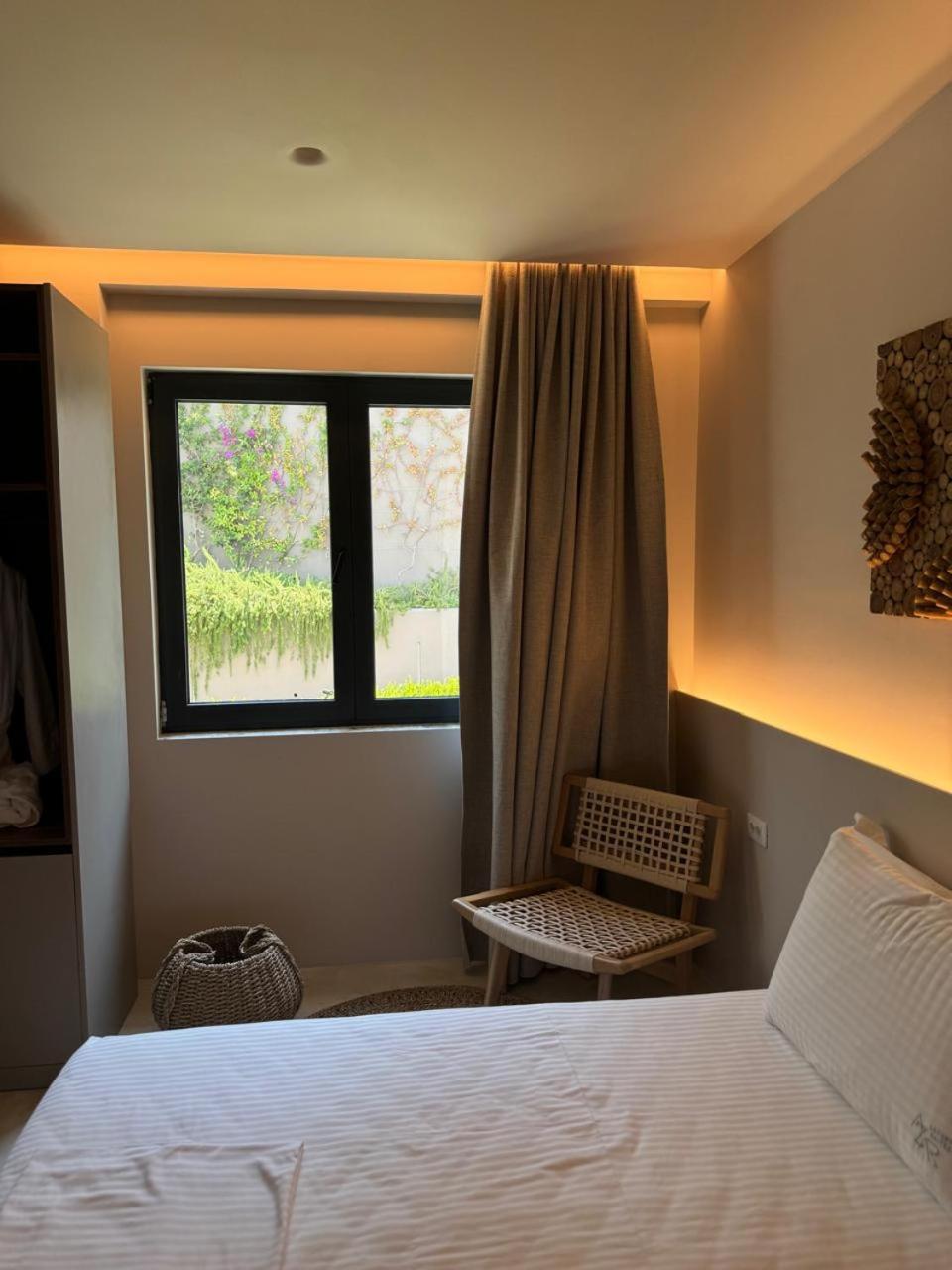 Azar Luxury Apartahotel Vlorë